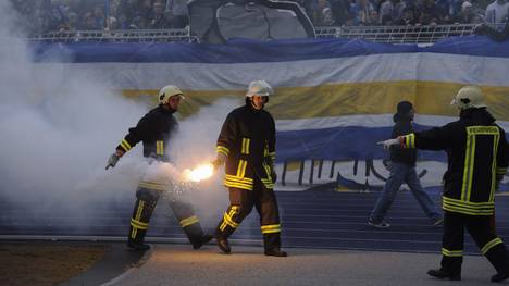 Die Feuerwehr musste vor dem Pokal-Spiel zwischen CZ Jena und Bayern anrücken
