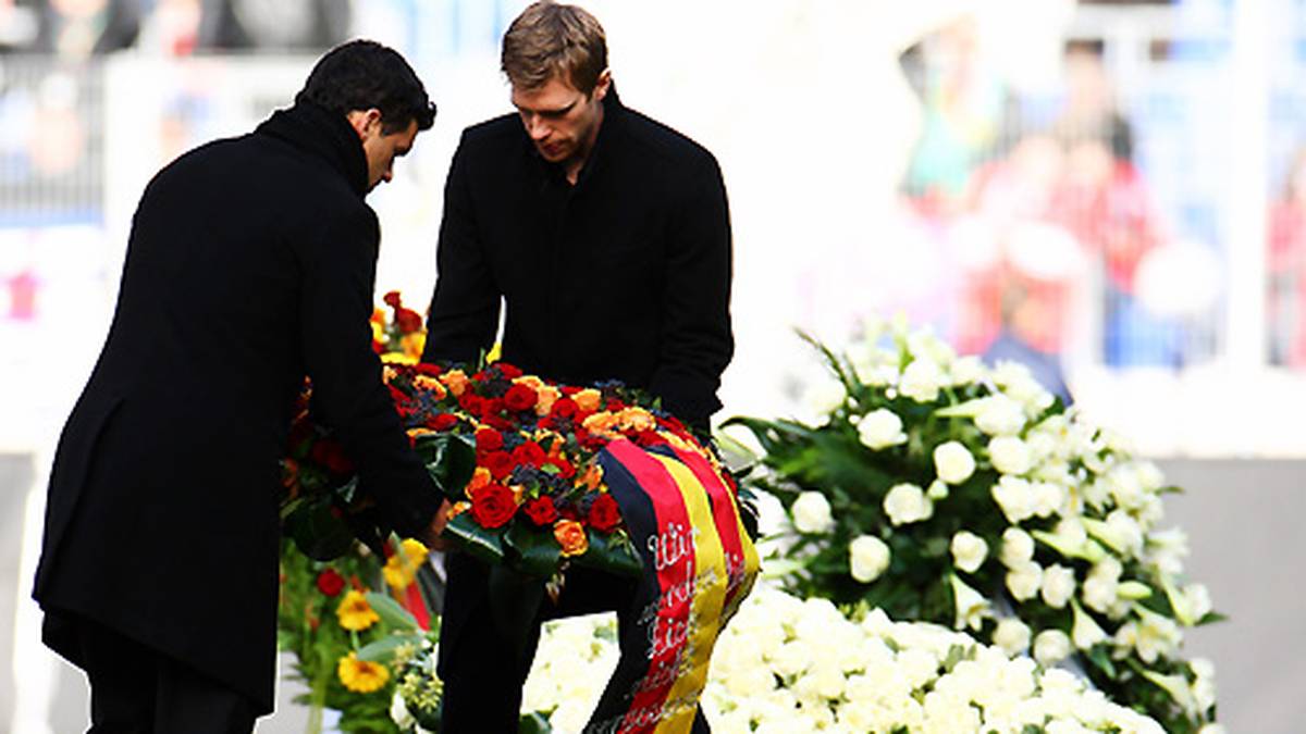 Michael Ballack (l.) und Per Mertesacker, die Enke seit vielen Jahren kannten, legten stellvertretend für die Nationalelf einen Blumenkranz an den Sarg