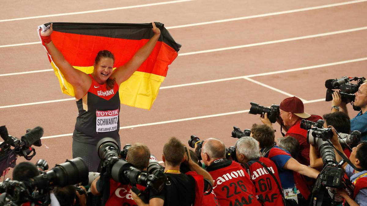 Mit ihrem ersten Weltmeistertitel holt Schwanitz als erste deutsche Kugelstoßerin nach 16 Jahre wieder den Sieg. Dafür lässt sie sich dann auch gebührend feiern...