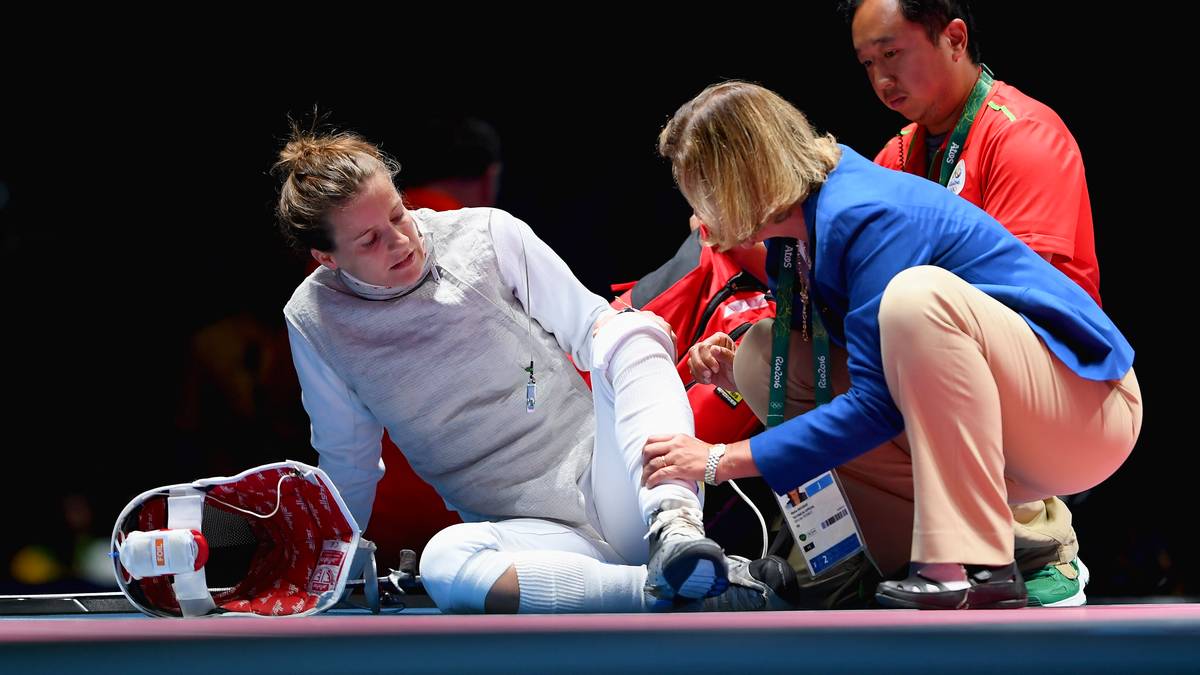 Drama um die deutsche Fechterin Carolin Golubytskyi: In der Runde der letzten 32 zieht sie sich gegen die Polin Hanna Lyczbinska eine Knieverletzung zu
