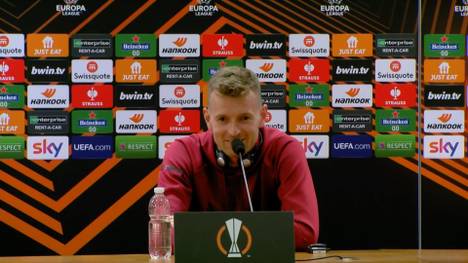 Als letzter Bundesligist in Europa spürt Bayer-Kapitän Lukás Hrádecký keinen Druck und spricht darüber, wie gut die Mannschaft abschalten kann. 