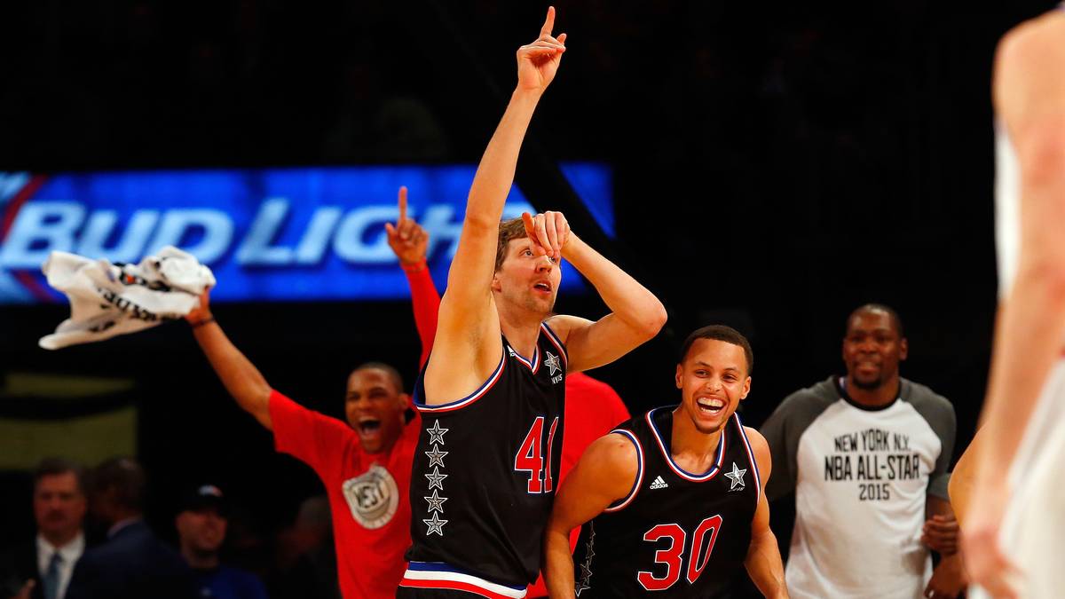 Warriors-Star Steph Curry amüsiert sich köstlich über den Dunking und die Pose. Nun also darf Nowitzki mit 40 Jahren noch einmal dabei sein. Durch seine 14. Teilnahme zieht er mit Michael Jordan auf Rang sieben der ewigen Bestenliste gleich. Den Rekord hält Kareem Abdul-Jabar (19)