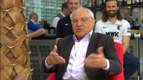 Die Runde diskutiert über die strittige Elfmeter-Situation rund um Serge Gnabry im Spiel des FC Bayern München gegen den VfB Stuttgart.