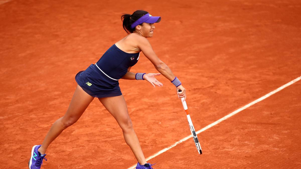 Heather Watson springt in die Luft, um noch mehr Geschwindigkeit hinter den Aufschlag zu bekommen