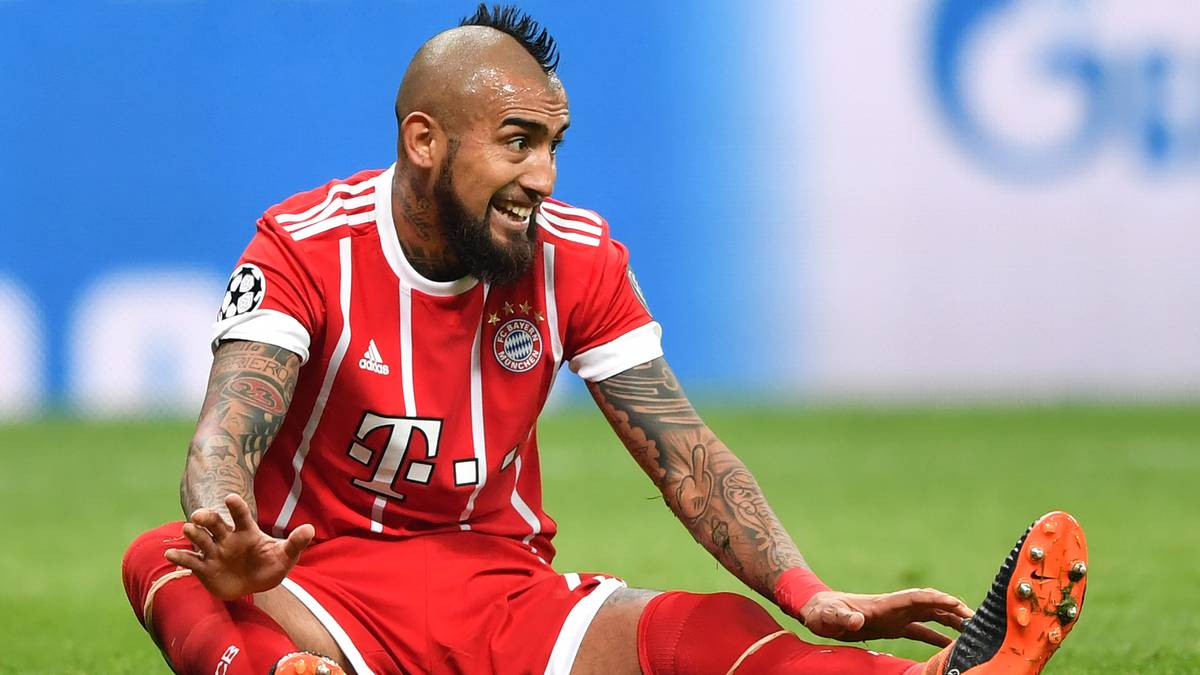 ARTURO VIDAL (Mittelfeld): Trainer Jupp Heynckes schätzt den Chilenen wegen seiner Kämpferqualitäten. Doch der FC Bayern muss längere Zeit auf Arturo Vidal verzichten. Nach einer Verletzung im Training am Sonntag wird er am rechten Knie operiert. Das teilte Trainer Jupp Heynckes auf der Pressekonferenz vor dem Pokalspiel gegen Bayer Leverkusen mit. Bei einer MRT-Untersuchung sei ein freier Gelenkkörper festgestellt worden, weshalb ein "kleiner Eingriff" notwendig sei.
