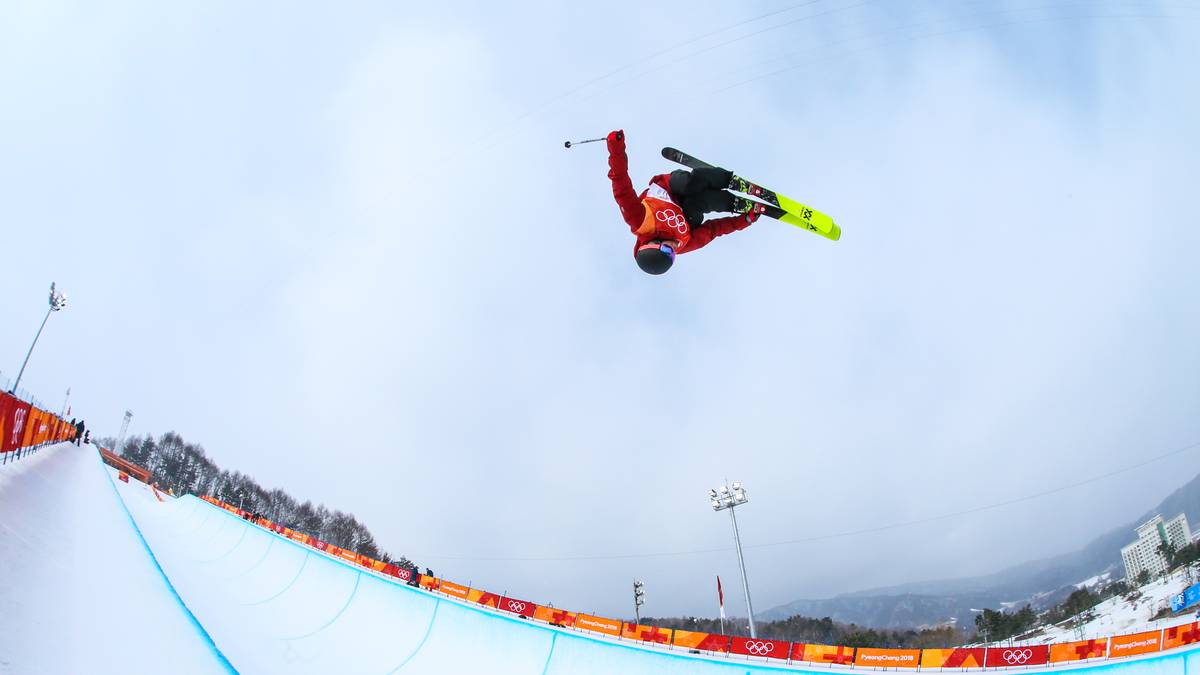 Grenzwertiges Spektakel in der Halfpipe: Beim olympischen Finale der Männer zeigen die Athleten eine irre Flugshow. Doch die Gefahr springt stets mit