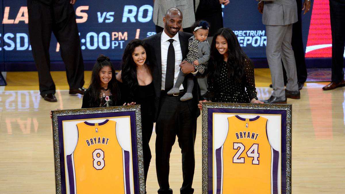 RANG 15 - KOBE BRYANT: Die "Black Mamba" kassierte Dirk Nowitzki ausgerechnet an dem Abend, an dem Kobe Bryant von den Los Angeles Lakers geehrt wurde. Während beide Trikots der Legende unter die Hallendecke gezogen werden, zog der lange Blonde aus Würzburg am "Laker for Life" (1827 Dreier) vorbei