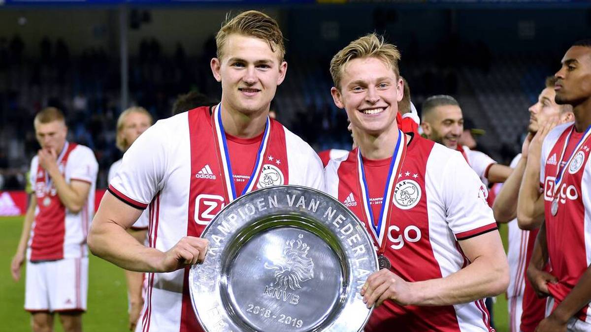 Matthijs de Ligt (links) und Frenkie de Jong haben bei Ajax für einen Rekordsommer gesorgt