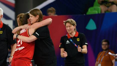 Nationaltrainerin Thomaidis (M.) umarmt ihre Spielerin