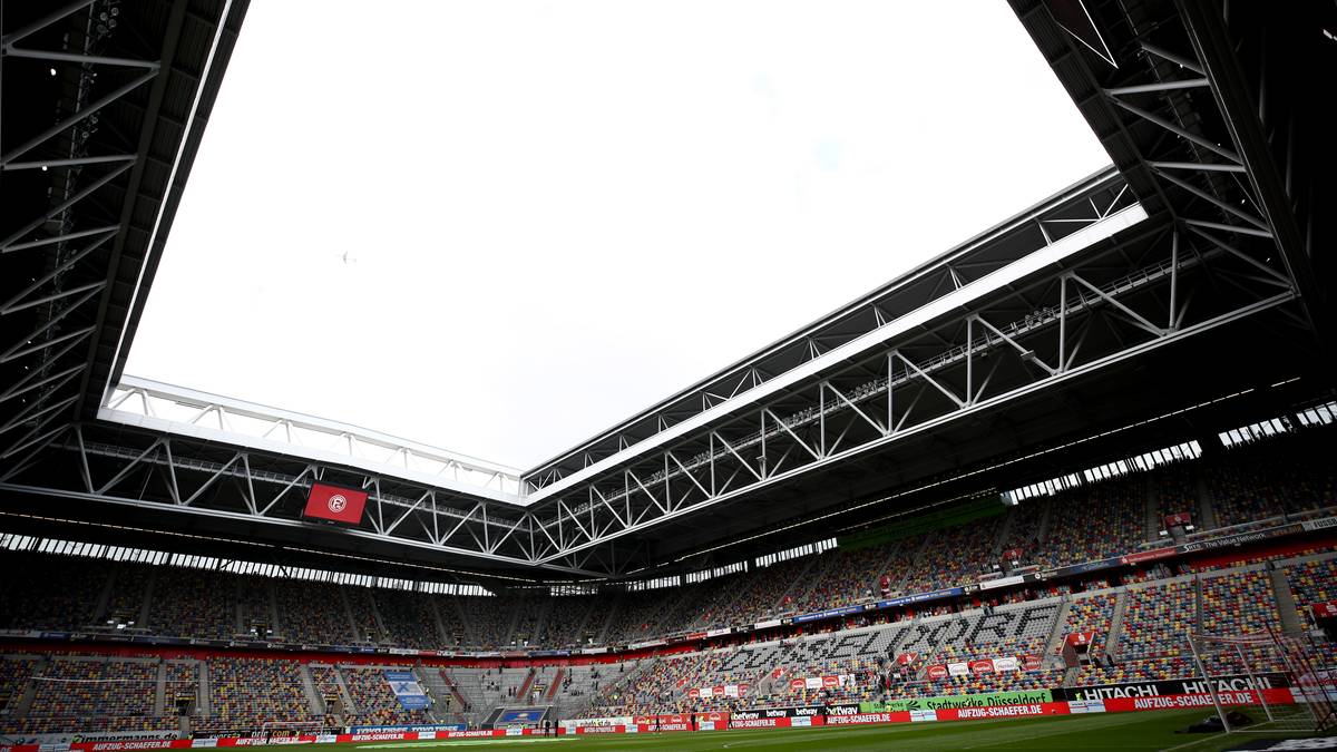 Unterhält eine Hassliebe zu Köln, deren Ursprünge nur noch die Älteren kennen. Das Stadion war beim Aufstieg der Fortuna 2012 Schauplatz eines friedlichen Platzsturms, der im Anschluss das Sportgericht beschäftigte