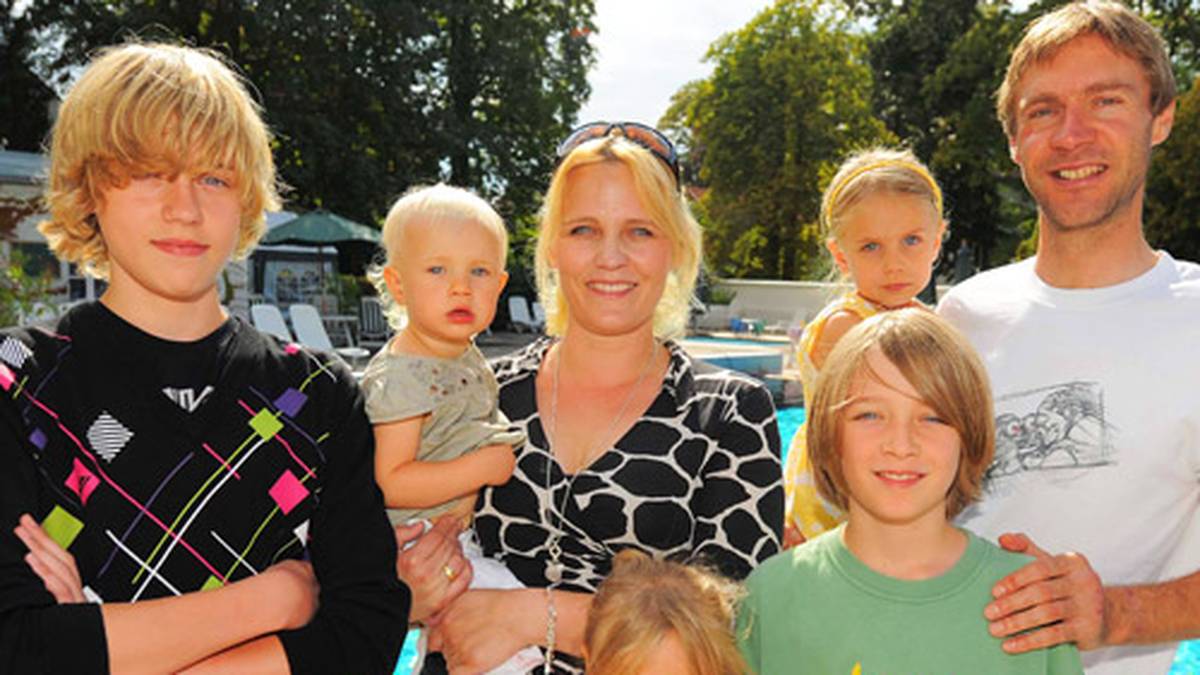 Familienmensch Voigt hat für seine Liebsten in Zukunft wieder mehr Zeit. Hier genießt er schon einmal die Sonne mit Frau Stephanie und fünf seiner sechs Kinder