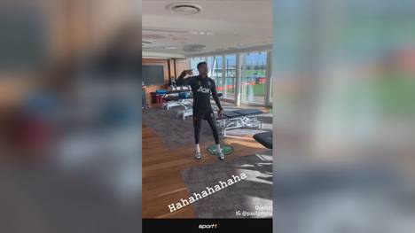 Paul Pogba filmt seinen Teamkollegen Jesse Lingard dabei, wie der seine typischen Bewegungsabläufe imitiert. Der Franzose kriegt sich nicht mehr ein vor Lachen.