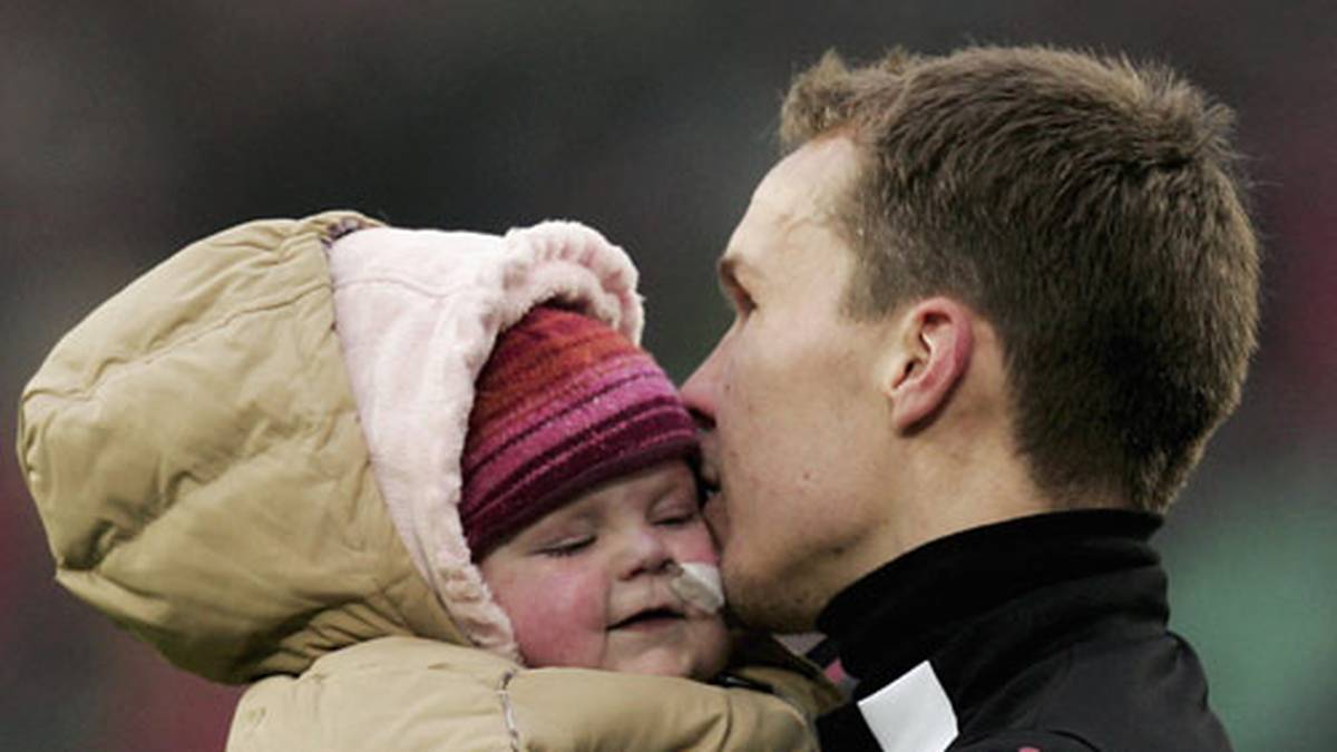 Bis dahin trotzte Enke immer wieder schweren Schicksalsschlägen, auch privater Natur: Im September 2006 starb seine erste Tochter Lara, die an einem Herzfehler litt