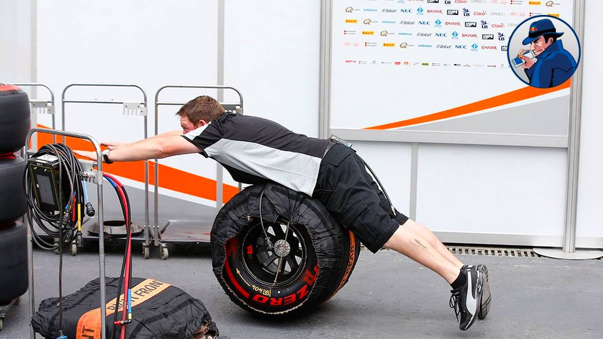 Interessante Dehnübung, die dieser Mechaniker als Vorbereitung auf das Rennen ausübt