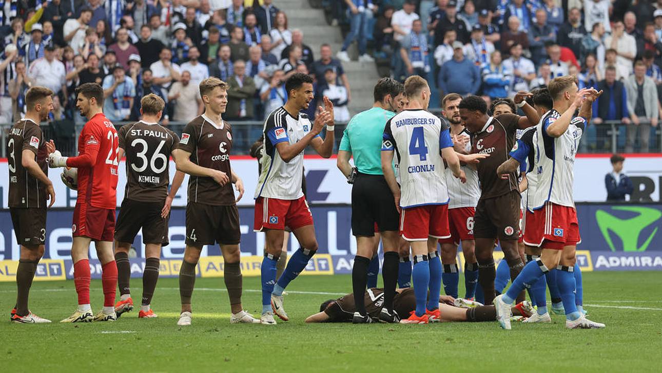 Robert Glatzel protestiert bei Schiedsrichter Matthias Jöllenbeck gegen die Entscheidung, das Tor abzuerkennen