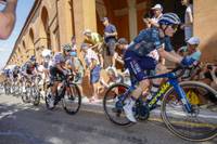 Topstar Tadej Pogacar fährt schon auf der zweiten Etappen der Tour de France ins Gelbe Trikot. Sein ärgster Kontrahent zeigt beim Comeback aber keine Schwäche.