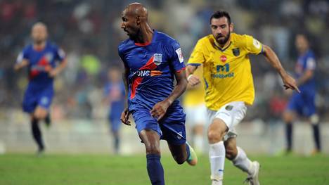 Nicolas Anelka (l.) bestritt bereits sieben Spiele für den FC Mumbai City