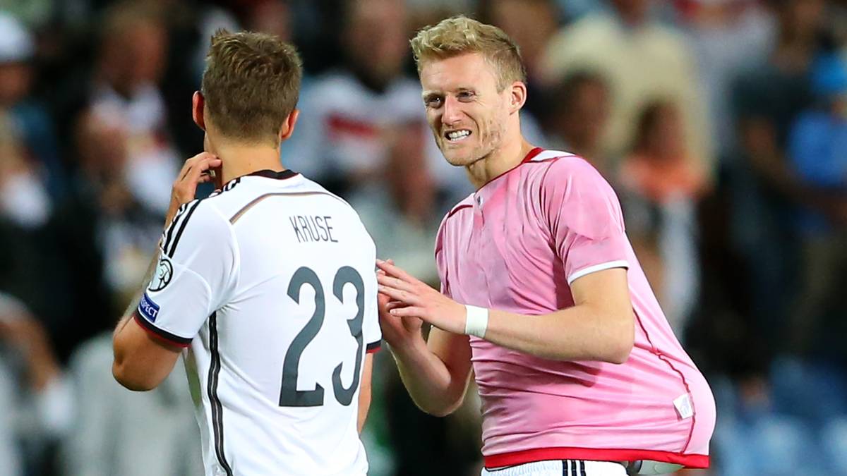 Der Wolfsburger Schürrle sichert sich nach dem Spiel sogar den Ball. Einen Dreierpack im DFB-Trikot feiert man schließlich nicht alle Tage