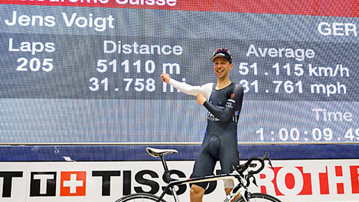 "Ich wollte nicht langsam in die Rente rollen, ich wollte gerne mit einem Knall abtreten", sagt Voigt hinterher. Der Weltverband UCI lässt im März 2014 wieder spezielle Zeitmaschinen mit Triathlonlenker und Scheibenrädern für die Stundenhatz zu. Da habe ich mir gedacht, schildert er, "warte mal, das kann ich schaffen." Es sei ein enormer Anreiz für ihn gewesen, mit Legenden wie dem Belgier Eddy Merckx auf der Rekordliste zu stehen, erzählt er: "Wenn ich da meinen kleinen Namen neben sehen dürfte, wäre ich schon sehr stolz. Das ist was für die Ewigkeit." Er schafft es - was für Abgang
