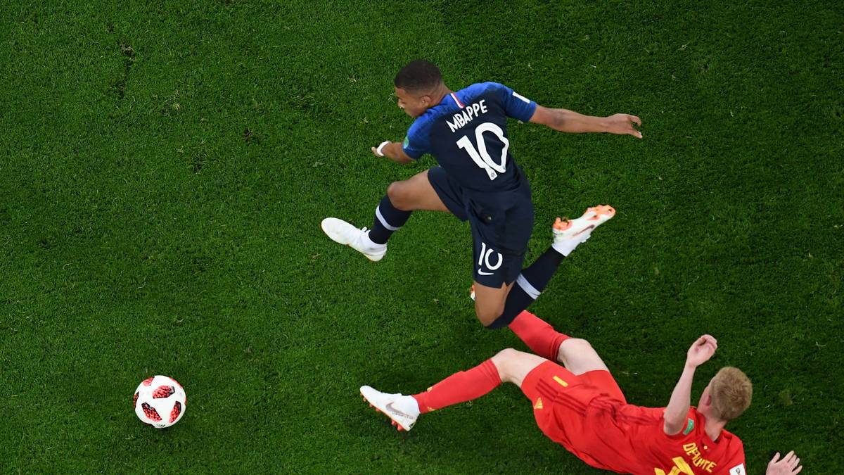 KYLIAN MBAPPE (Frankreich): Sprintet wie Usain Bolt. Lächelt wie Brad Pitt. Spielt Fußball wie Mbappe. Sollte Kroatien verlieren, dürfte er ziemlich sicher "Player of the tournament" werden. Thomas Tuchel wird sich diebisch freuen, dieses Juwel endlich trainieren zu dürfen