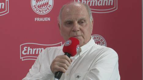 Uli Hoeneß spricht bei einem Sponsorentermin des FC Bayern. Bei dieser Gelegenheit gab er auch Ex-Trainer Thomas Tuchel noch einen Seitenhieb mit.