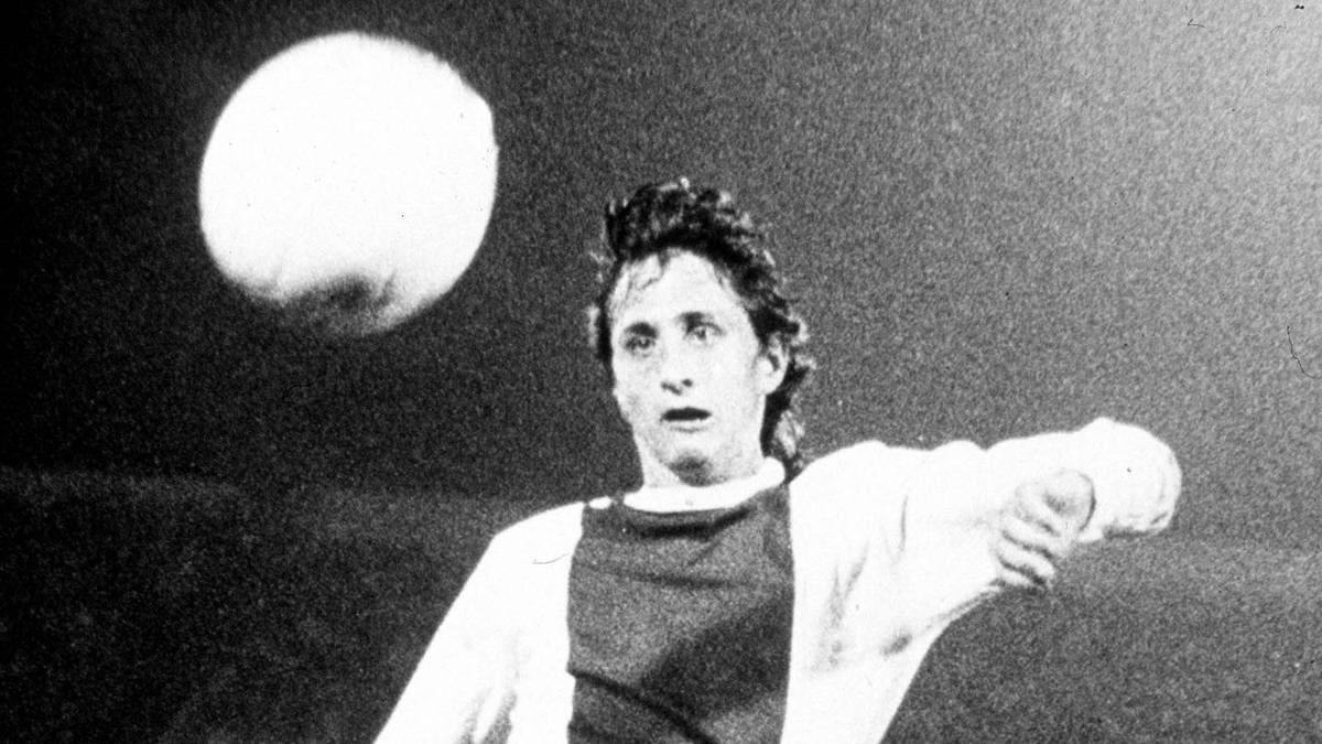 1971: JOHAN CRUYFF (Niederlande/Ajax): Der König holt seinen ersten Titel. Zu dieser Zeit regiert Cruyff in Europa, holt mit Ajax den Europapokal der Landesmeister. Ausgerechnet in diesem Jahr muss sich Ajax im niederländischen Titelkampf Feyenoord geschlagen geben