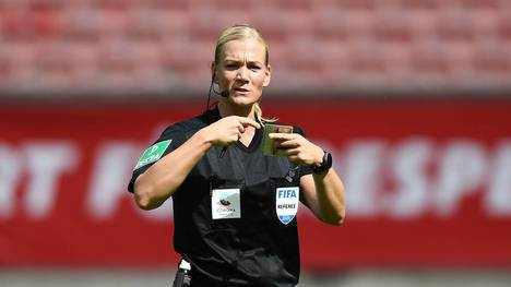 Bibiana Steinhaus wurde zur ersten Frau, die im deutschen Profifußball Spiele im Männerbereich pfeift