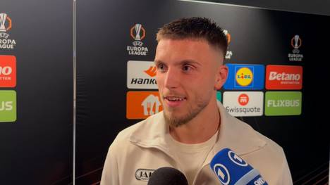 Ermedin Demirovic sorgt für einen Lacher als er von seinem Gespräch mit dem bosnischen Schiedsrichter während des Spiels erzählt.