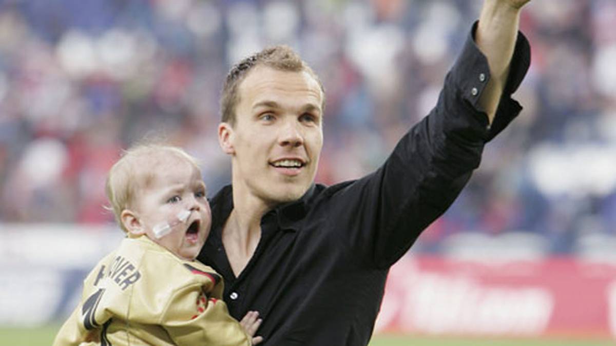Ein Bild aus glücklichen Tagen: Robert Enke und Lara. Der gebürtige Jenaer war ein rührender Vater - und in Hannover großer Sympathieträger
