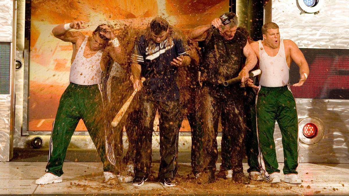 26. JUNI 2006 - Die D-Generation X ist wieder vereint, etwas kindischer drauf als im Jahrzehnt zuvor. Vince und Shane McMahon sowie die Spirit Squad bekommen es zu spüren: Shawn Michaels und Triple H laden eine Fuhre Jauche auf ihnen ab