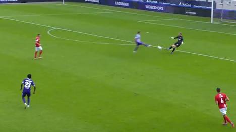 Havelses Keeper Tom Opitz leitet mit einem Fehler den Auswärtssieg des VfL Osnabrück ein. Die Erleichterung bei den Gästen ist groß.