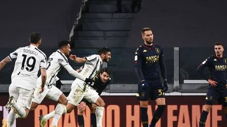 Hamza Rafia (3.v.l.) schiesst Juventus Turin zum Sieg 