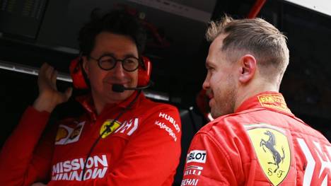Ferraris Teamchef Mattia Binotto (l., hier mit Sebastian Vettel) macht sich in Coronazeiten Gedanken über das Saisonende in der Formel 1