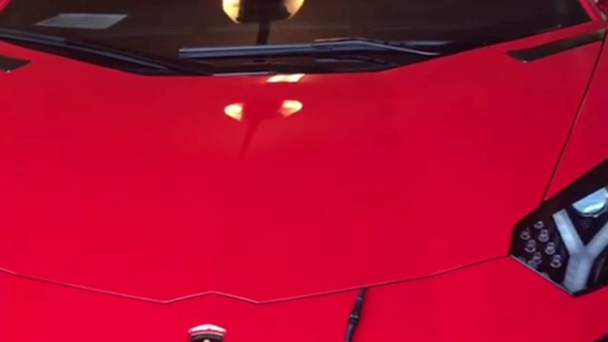 In einem Instagram-Video nimmt der Protz-Boxer seine Fans mit auf den Rundgang durch die Garage und zeigt seine edelsten Autos - darunter diesen Lamborghini-Aventador. Kostenpunkt: 310.000 Euro