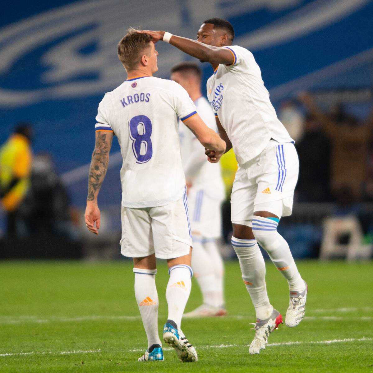 Toni Kroos freut sich über den Treffer von Joker David Alaba beim Auftaktsieg von Real Madrid - witzelt aber auch über seinen Teamkollegen.