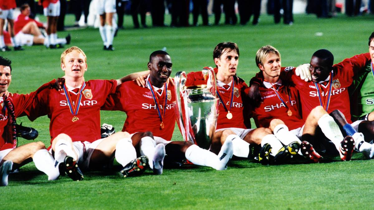 Andy Cole (links neben dem Pokal) wurde 1999 mit Manchester United Champions-League-Sieger