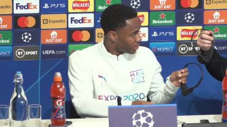 Manchester-City-Profi Raheem Sterling unterläuft auf der CL-Pressekonferenz vor dem Spiel gegen Real Madrid eine kuriose Panne. Das Headset zum Übersetzen funktioniert nicht, was für viel Verwirrung sorgt.