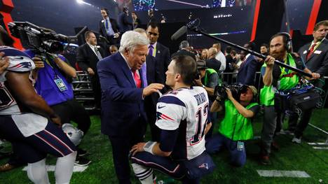 Robert Kraft und Tom Brady nach dem Super-Bowl-Sieg der Patriots 2017