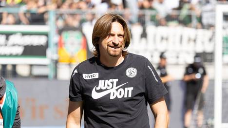 Vincent Wagner darf gegen den FC Bayern doch an der Seitenline stehen. Der Trainer der SV Elversberg wird nicht gesperrt.