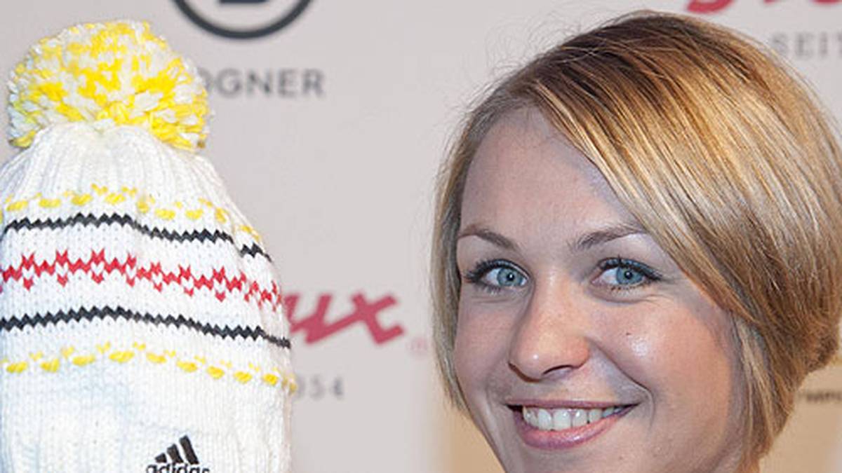 Eine große Leidenschaft Neuners ist das Stricken und Häkeln. Sie entwirft sogar eine eigene Mützenkollektion und stattet damit die deutsche Mannschaft für Olympia 2014 in Sotschi aus