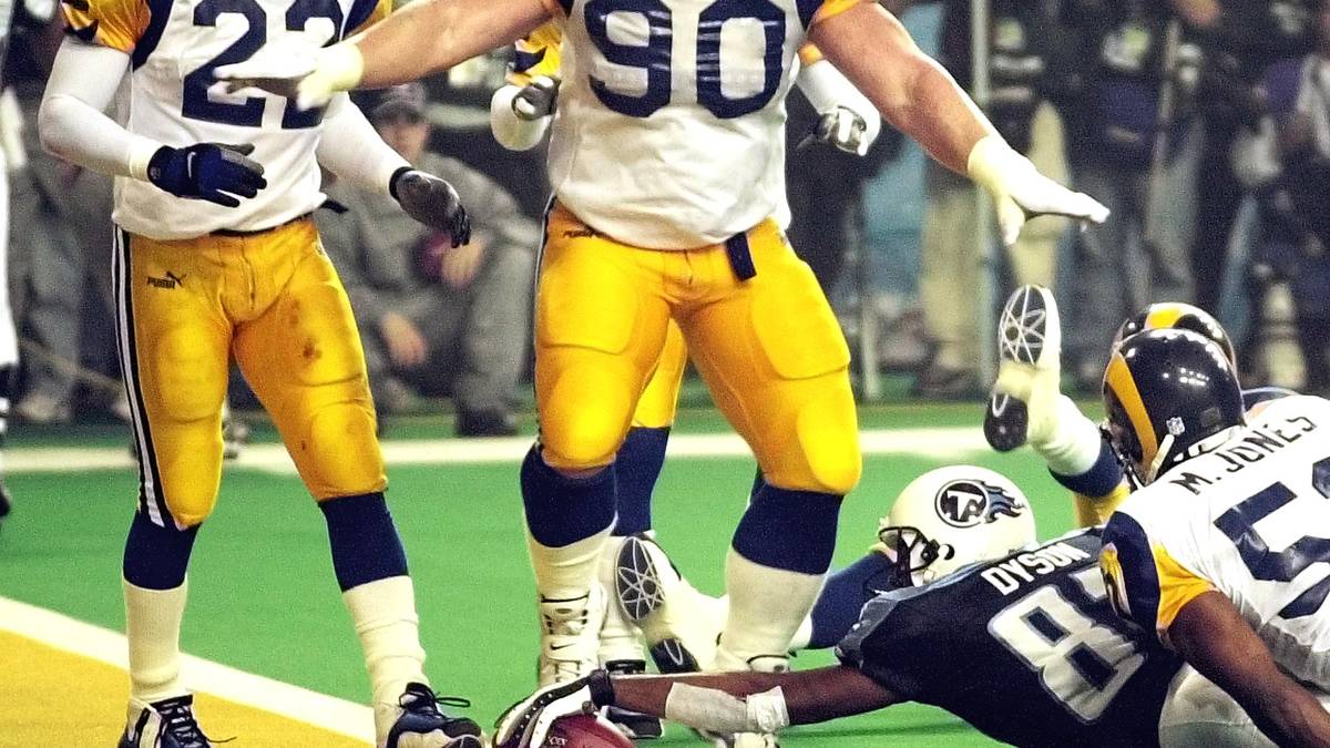 2000, ST. LOUIS RAMS (23:16 gegen die Tennessee Titans): Im Super Bowl XXXIV ereignet sich einer der dramatischsten Momente der amerikanischen Sportgeschichte. Sechs Sekunden vor dem Spielende wirft Titans-Quarterback Steve McNair einen Pass auf Receiver Kevin Dyson, der ein einzelnes Yard vor der Endzone von Linebacker Mike Jones getackled wird - Ballgame!