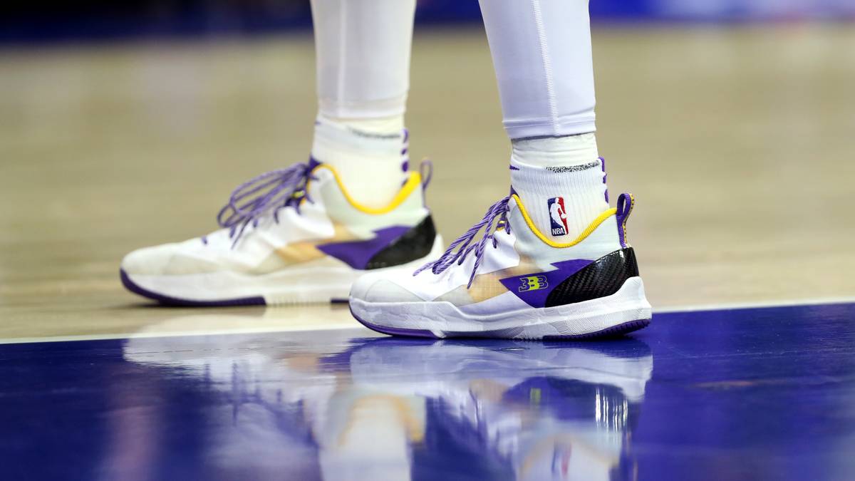 "Big Baller Brand" ist indes noch keine Erfolgsgeschichte. Kein Ausrüster wollte die 100 Millionen Dollar zahlen, die LaVar für einen Schuh-Deal mit Sohn Lonzo aufrief. Also brachten die Balls kurzerhand ein Modell in der "BBB"-Marke heraus. Kostenpunkt: 495 Dollar pro Paar. Nicht gerade ein Kassenschlager. LaVars Kommentar zu den niedrigen Verkaufszahlen: "Wer sich die Schuhe nicht leisten kann, der ist kein Big Baller"