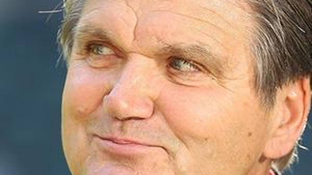 Hans Meyer (damaliger Trainer von Borussia Mönchengladbach) während einer Live-Schaltung, bei der er die Fragen nicht versteht: "Habt ihr das Hörgerät vom Bayerischen Rundfunk?"