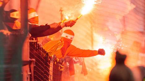 Im Rahmen der Champions-League-Partie des FC Bayern München beim FC Kopenhagen kommt es durch die Fans erneut zu Pyro-Aktionen.