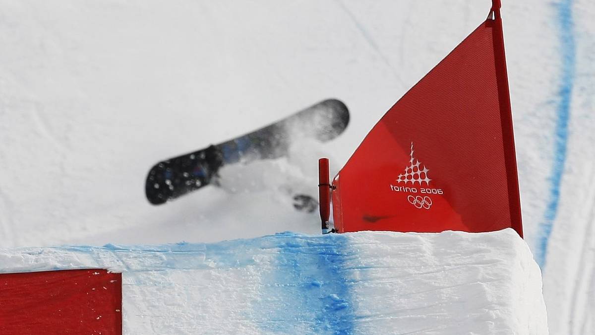 LINDSEY JACOBELLIS 2006: Die amerikanische Snowboarderin hat im Olympia-Finale im Snowboardcross einen großen Vorsprung. Am letzten Sprung versucht sie deshalb einen "Grab" und stürzt beim Versuch an ihr Board zu fassen. Anschließend wird sie von der Schweizerin Tanja Frieden überholt und muss mit Silber leben