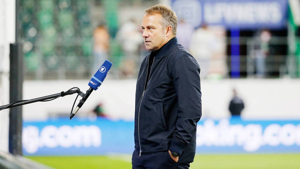 Hansi Flick nach seinem ersten Länderspiel als Cheftrainer vor dem ARD-Mikro