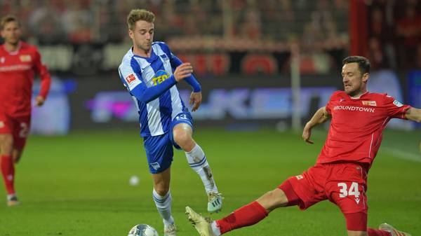 BERLIN, GERMANY - NOVEMBER 02: Christian Gentner (R) of Union tackles Lukas Kluenter of Hertha during the Bundesliga match between 1. FC Union Berlin and Hertha BSC at Stadion An der Alten Foersterei on November 02, 2019 in Berlin, Germany. (Photo by Thomas F. Starke/Bongarts/Getty Images)