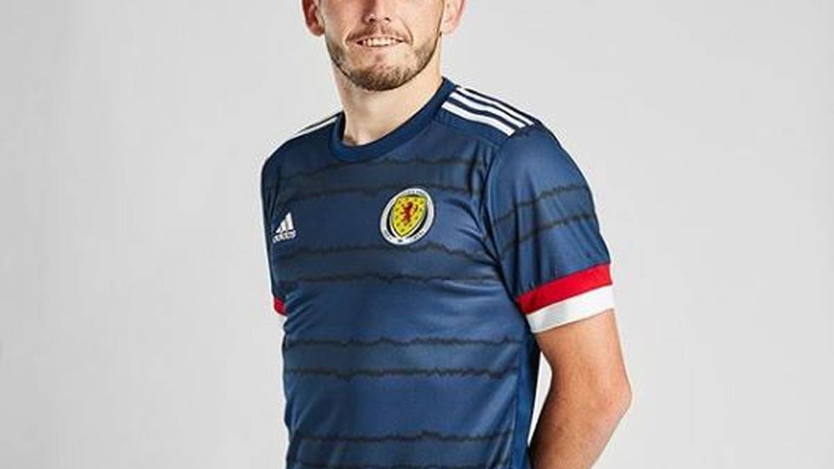 SCHOTTLAND: Das neue Trikot der Schotten ist dunkelblau mit breiten weiß-roten Ärmelbündchen und einem "handgemalten" Querstreifenmuster auf der Vorderseite.