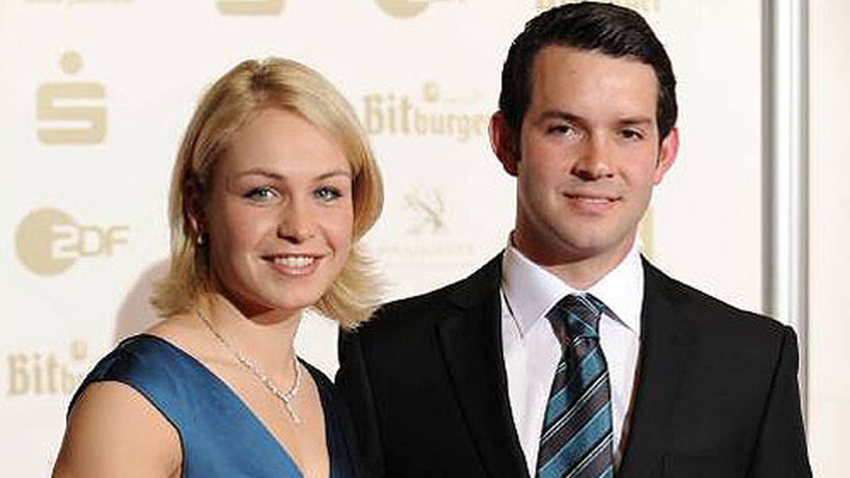 Mittlerweile aber ist Neuners Hauptaufgabe die Tätigkeit als Mutter. Im Mai 2014 wird ihre Tochter Verena geboren, im Oktober 2015 heiratet sie dann ihren Freund Sepp Holzer. 