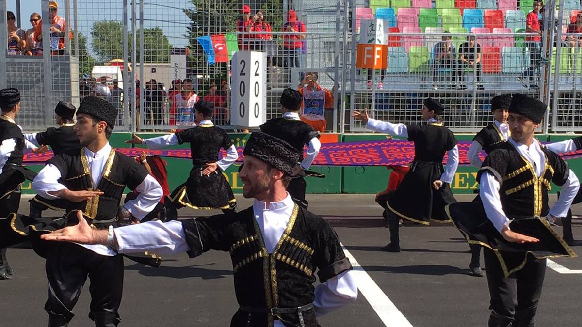Kurz vor Rennstart dürfen in Baku natürlich auch ein paar heimatliche Tänze nicht fehlen